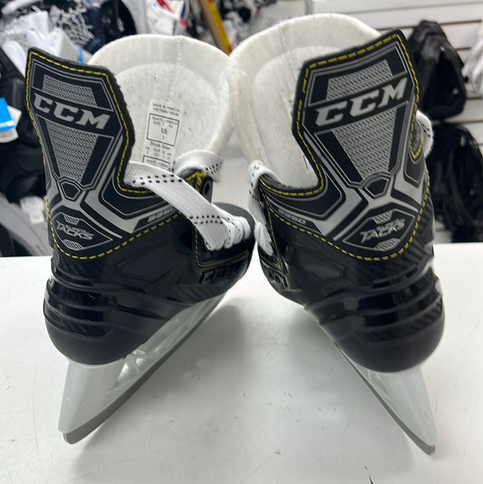 Used CCM Tacks 9350 Player Skates size 1D