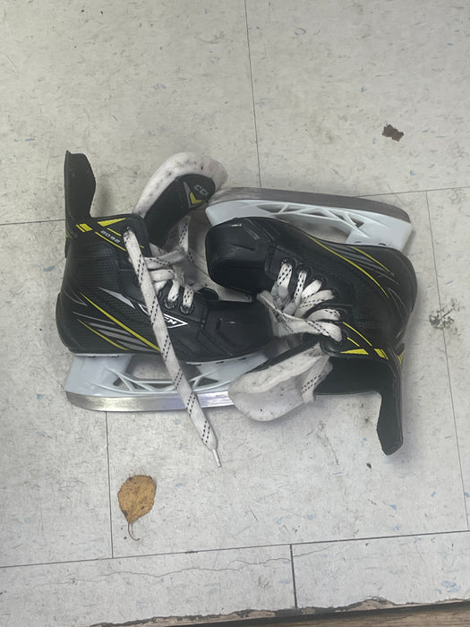 Used CCM Tacks 2092 Size 9 Youth Skates