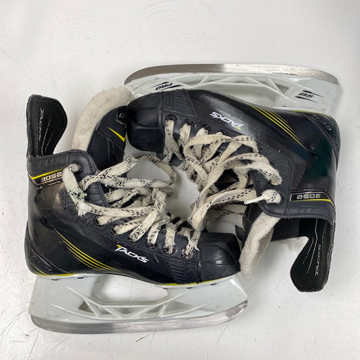 Used CCM Tacks 3052 2 D Skates